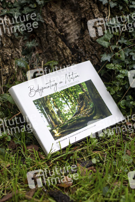 Buchproduktion 'Bodypainting in Nature - Farbige Symbiosen' in Hannover