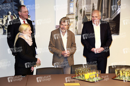 Reinhold Messner beim Eintrag in das Goldene Buch der Thüringer Landeshauptstadt Erfurt