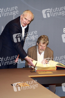 Reinhold Messner beim Eintrag in das Goldene Buch der Thüringer Landeshauptstadt Erfurt
