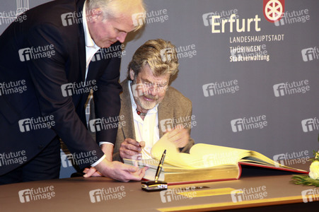 Reinhold Messner beim Eintrag in das Goldene Buch der Thüringer Landeshauptstadt Erfurt