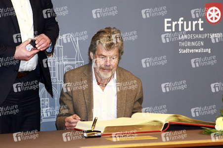 Reinhold Messner beim Eintrag in das Goldene Buch der Thüringer Landeshauptstadt Erfurt
