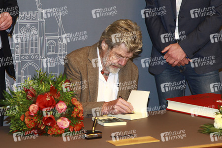 Reinhold Messner beim Eintrag in das Goldene Buch der Thüringer Landeshauptstadt Erfurt