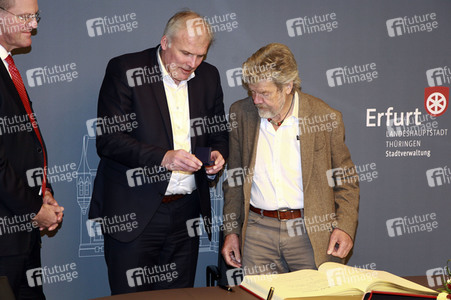 Reinhold Messner beim Eintrag in das Goldene Buch der Thüringer Landeshauptstadt Erfurt