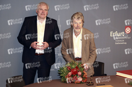 Reinhold Messner beim Eintrag in das Goldene Buch der Thüringer Landeshauptstadt Erfurt