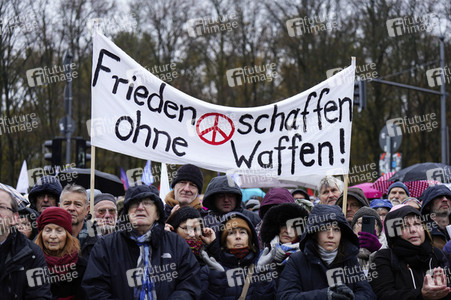Friedensdemonstration vor dem Brandenburger Tor in Berlin