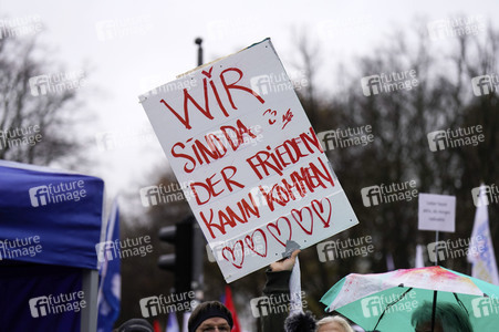 Friedensdemonstration vor dem Brandenburger Tor in Berlin