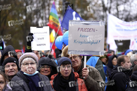 Friedensdemonstration vor dem Brandenburger Tor in Berlin