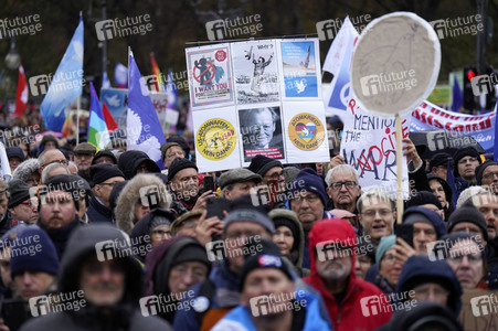 Friedensdemonstration vor dem Brandenburger Tor in Berlin