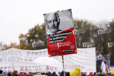 Friedensdemonstration vor dem Brandenburger Tor in Berlin