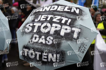 Friedensdemonstration vor dem Brandenburger Tor in Berlin