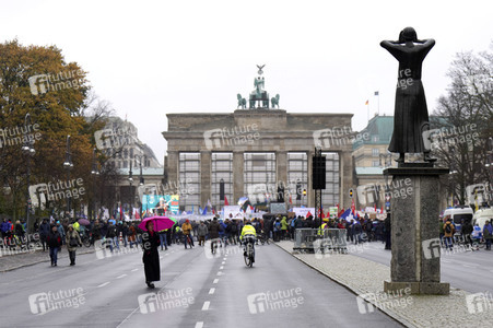 Friedensdemonstration vor dem Brandenburger Tor in Berlin