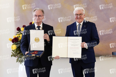 Verleihung des Verdienstordens der Bundesrepublik Deutschland an Ministerpräsidentinnen und Ministerpräsidenten in Berlin