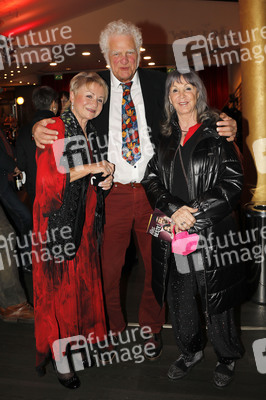 Theaterpremiere 'Alles Beste! - 25 Jahre Comödie im Schnelldurchlauf' in Dresden