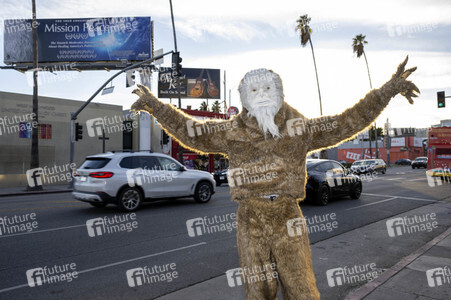 Plakatwand-Enthülung 'Mission Peace' Los Angeles