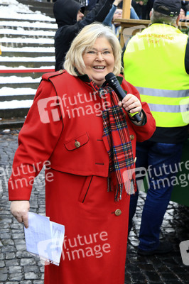 Gerda Gabriel beim offiziellen Stollenanschnitt auf dem Erfurter Weihnachtsmarkt in Erfurt