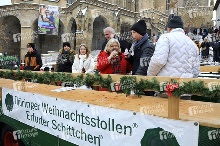 Gerda Gabriel beim offiziellen Stollenanschnitt auf dem Erfurter Weihnachtsmarkt in Erfurt