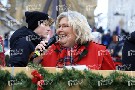 Gerda Gabriel beim offiziellen Stollenanschnitt auf dem Erfurter Weihnachtsmarkt in Erfurt