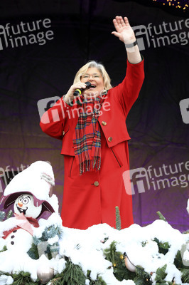Gerda Gabriel beim offiziellen Stollenanschnitt auf dem Erfurter Weihnachtsmarkt in Erfurt