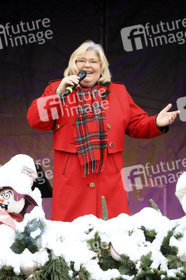 Gerda Gabriel beim offiziellen Stollenanschnitt auf dem Erfurter Weihnachtsmarkt in Erfurt