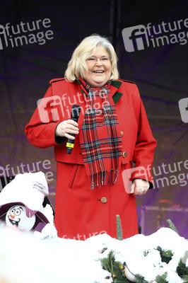 Gerda Gabriel beim offiziellen Stollenanschnitt auf dem Erfurter Weihnachtsmarkt in Erfurt