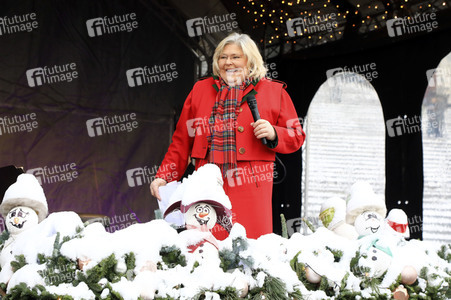 Gerda Gabriel beim offiziellen Stollenanschnitt auf dem Erfurter Weihnachtsmarkt in Erfurt