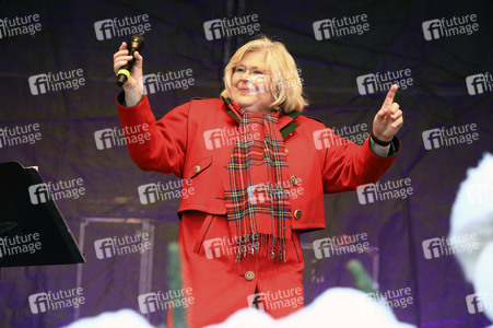 Gerda Gabriel beim offiziellen Stollenanschnitt auf dem Erfurter Weihnachtsmarkt in Erfurt