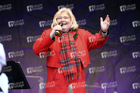 Gerda Gabriel beim offiziellen Stollenanschnitt auf dem Erfurter Weihnachtsmarkt in Erfurt