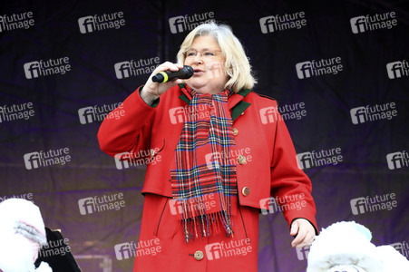 Gerda Gabriel beim offiziellen Stollenanschnitt auf dem Erfurter Weihnachtsmarkt in Erfurt