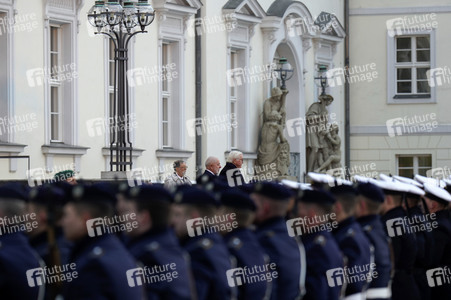 Begrüßung des Präsidenten von Brasilien mit militärischen Ehren in Berlin