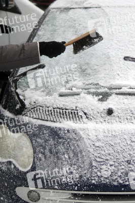 Symbolfoto Auto freikratzen