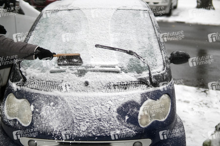Symbolfoto Auto freikratzen