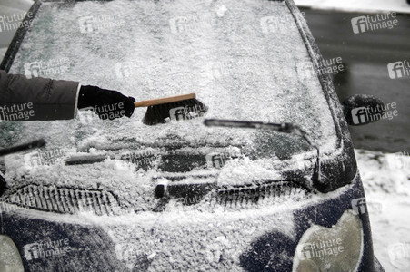 Symbolfoto Auto freikratzen
