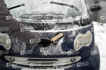 Symbolfoto Auto freikratzen
