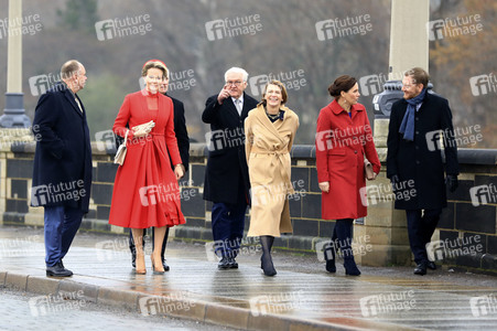 König Philippe und Königin Mathilde der Belgier beim Gang über die Augustusbrücke in Dresden