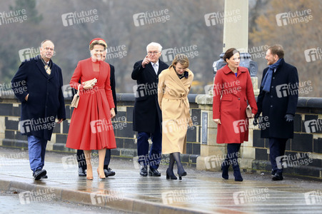 König Philippe und Königin Mathilde der Belgier beim Gang über die Augustusbrücke in Dresden