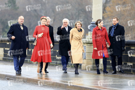 König Philippe und Königin Mathilde der Belgier beim Gang über die Augustusbrücke in Dresden