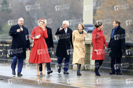 König Philippe und Königin Mathilde der Belgier beim Gang über die Augustusbrücke in Dresden