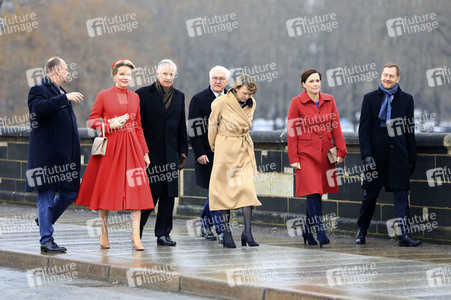 König Philippe und Königin Mathilde der Belgier beim Gang über die Augustusbrücke in Dresden