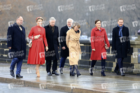 König Philippe und Königin Mathilde der Belgier beim Gang über die Augustusbrücke in Dresden