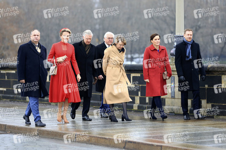 König Philippe und Königin Mathilde der Belgier beim Gang über die Augustusbrücke in Dresden