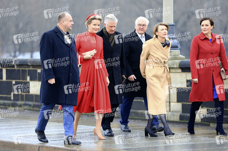 König Philippe und Königin Mathilde der Belgier beim Gang über die Augustusbrücke in Dresden