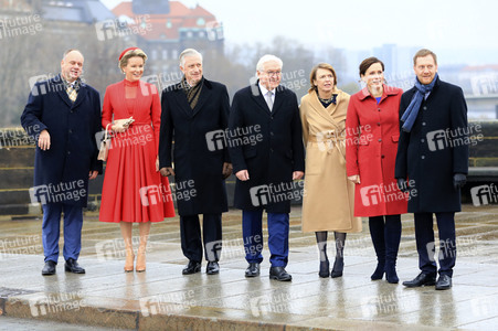 König Philippe und Königin Mathilde der Belgier beim Gang über die Augustusbrücke in Dresden