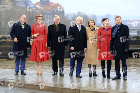 König Philippe und Königin Mathilde der Belgier beim Gang über die Augustusbrücke in Dresden