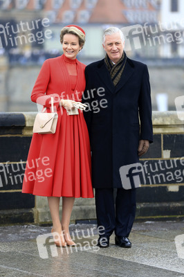 König Philippe und Königin Mathilde der Belgier beim Gang über die Augustusbrücke in Dresden