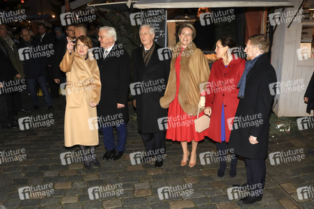 König Philippe und Königin Mathilde der Belgier beim Besuch des historischen Weihnachtsmarktes in Dresden