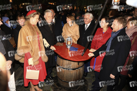 König Philippe und Königin Mathilde der Belgier beim Besuch des historischen Weihnachtsmarktes in Dresden