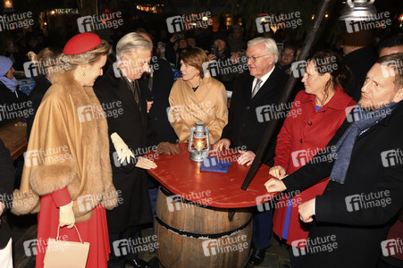 König Philippe und Königin Mathilde der Belgier beim Besuch des historischen Weihnachtsmarktes in Dresden