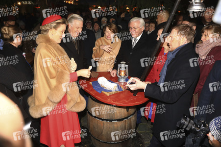 König Philippe und Königin Mathilde der Belgier beim Besuch des historischen Weihnachtsmarktes in Dresden