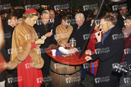König Philippe und Königin Mathilde der Belgier beim Besuch des historischen Weihnachtsmarktes in Dresden