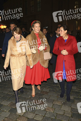 König Philippe und Königin Mathilde der Belgier beim Besuch des historischen Weihnachtsmarktes in Dresden